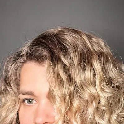 Airtouch on curly hair — blonde with dark roots, colourist Nadzeya, Vilnius