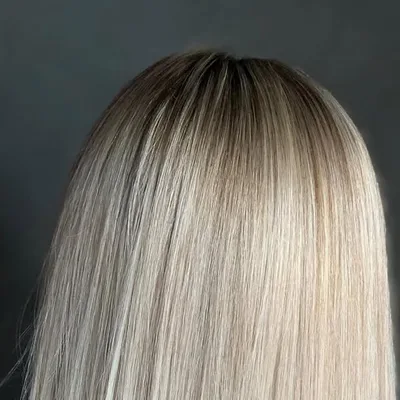 Airtouch — dark roots melting into platinum blonde, Cemra beauty studio Vilnius