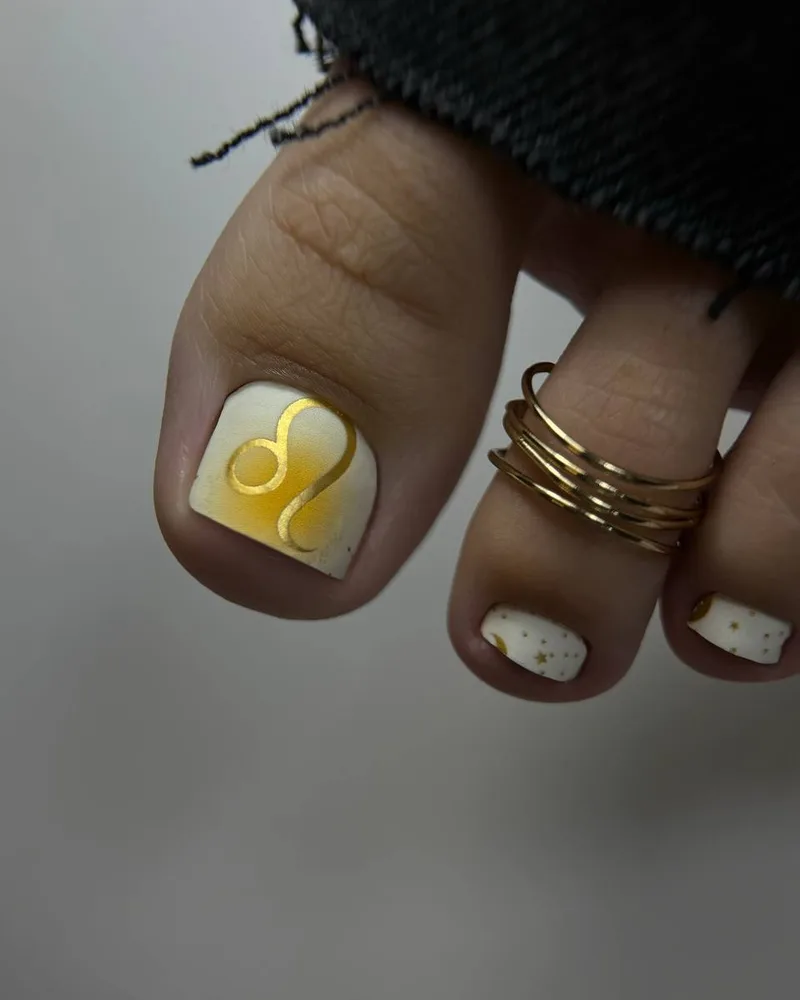 Pedicure Leo zodiac gold nail art — Šv. Stepono Vilnius