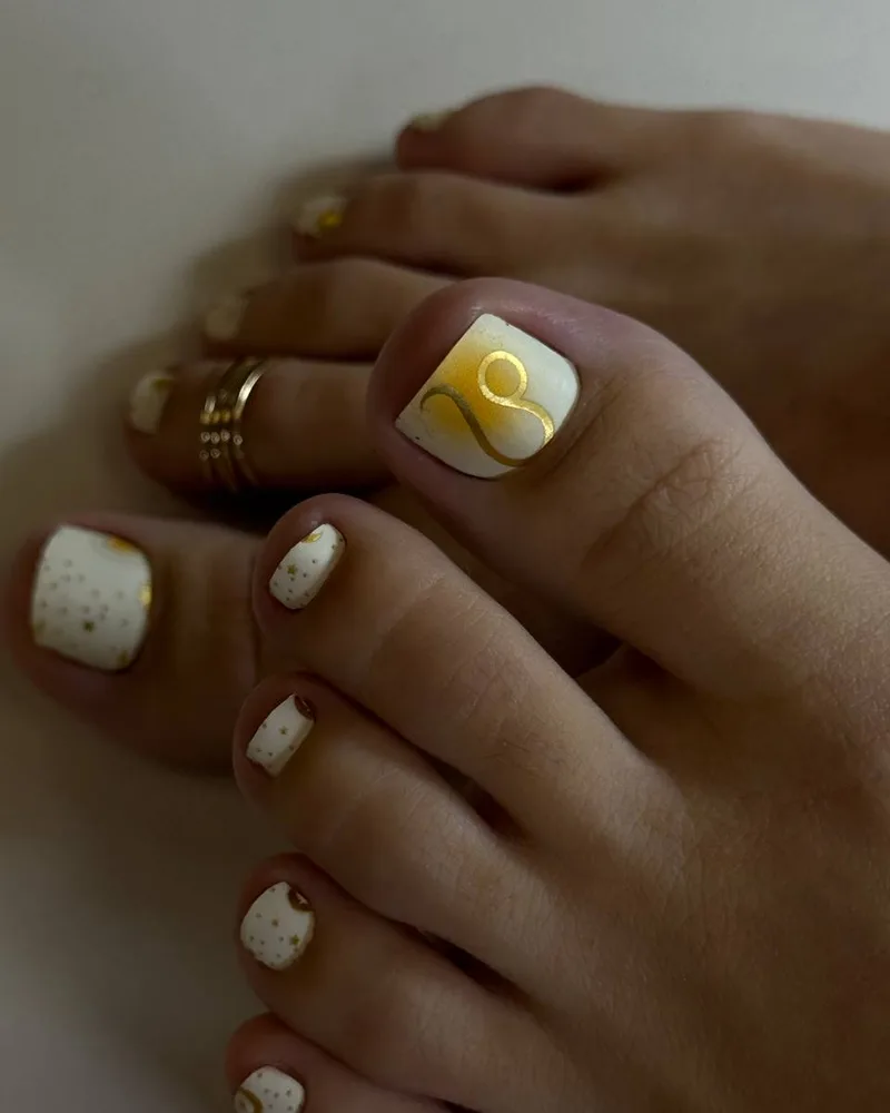 Gel pedicure zodiac design — Cemra beauty studio Vilnius